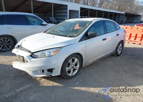 2015 Ford Focus S z USA, uszkodzony, nr VIN 1FADP3E28FL329745